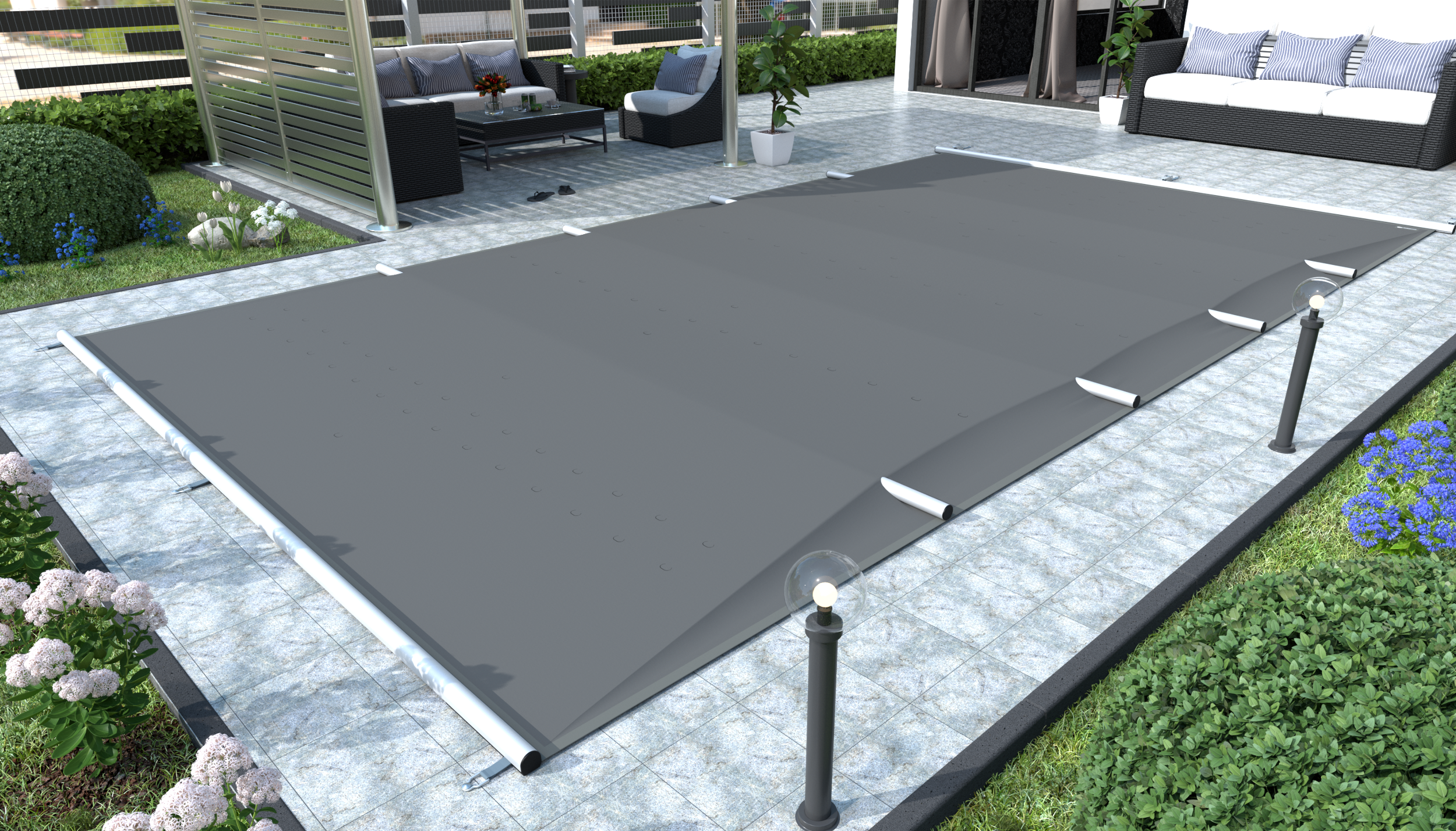 Das Bild zeigt eine graue rechteckige Pool-Sicherheitsabdeckung auf einer gepflasterten Terrasse mit Gartenmöbeln.