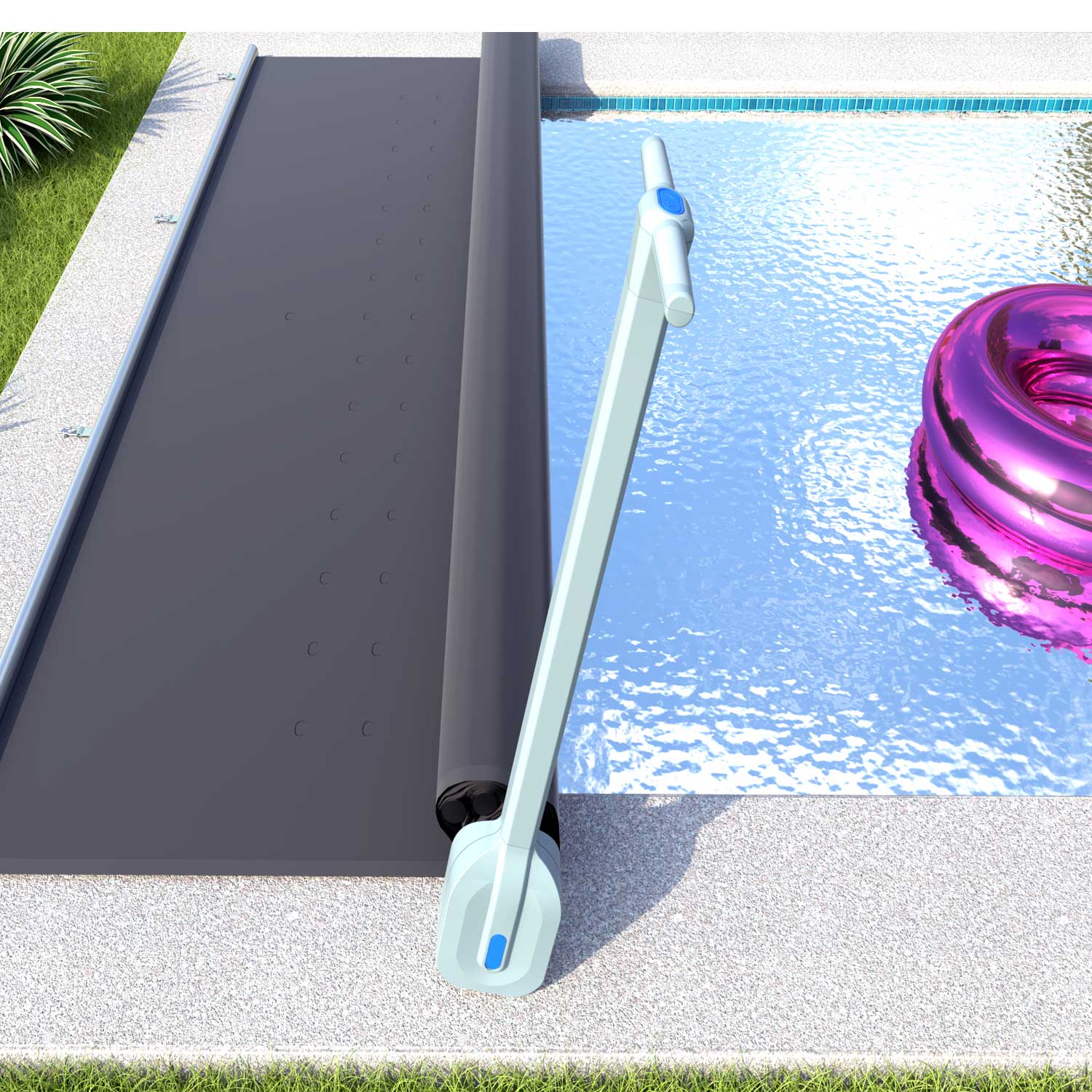 Das Bild zeigt ein Schwimmbad mit einer grauen automatischen Poolabdeckung, die teilweise durch einen Aufroller eingefahren wird.