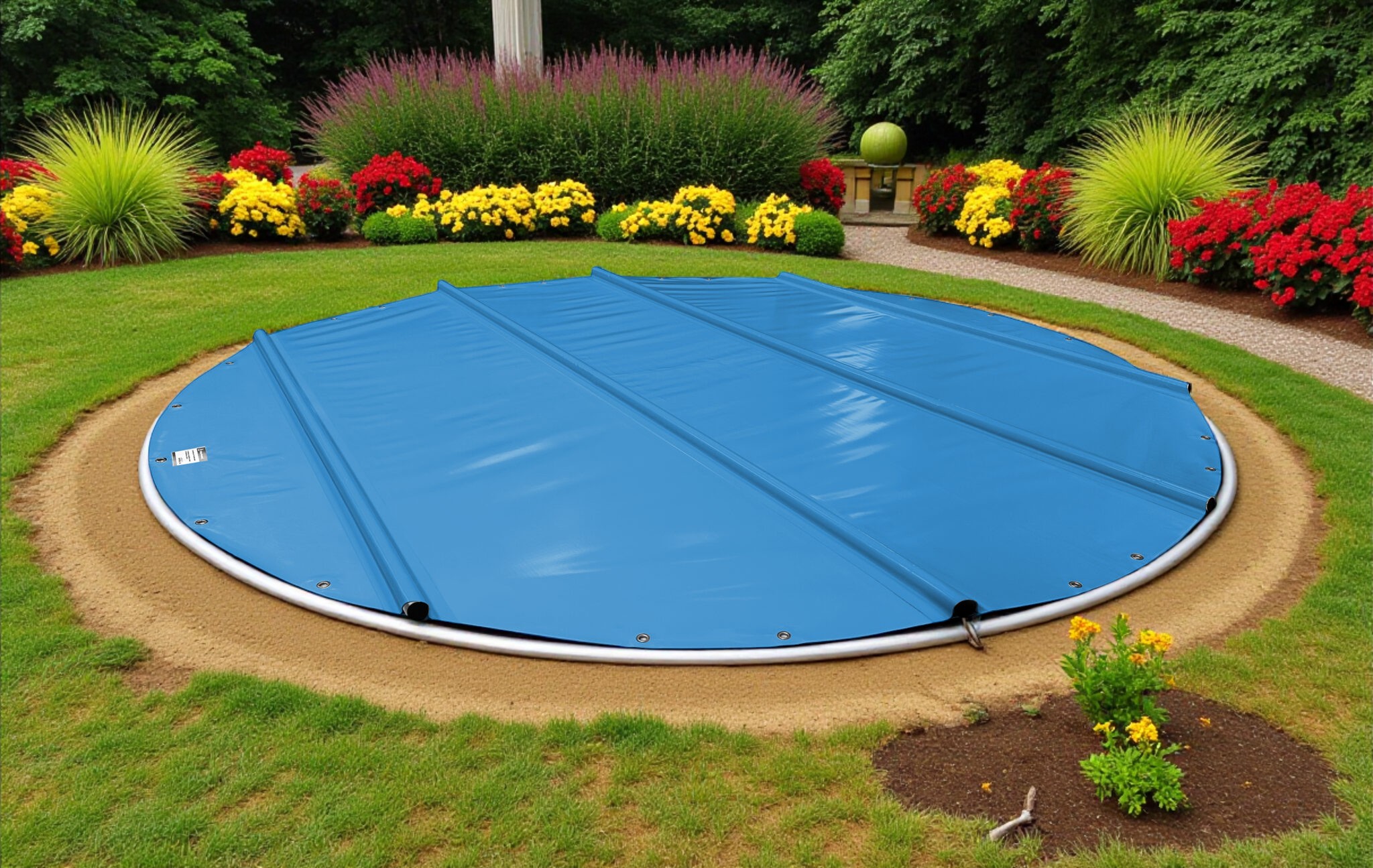 Runder Aufstellpool mit blauer Sicherheitsabdeckung, getragen von einem weißen Metallrahmen.