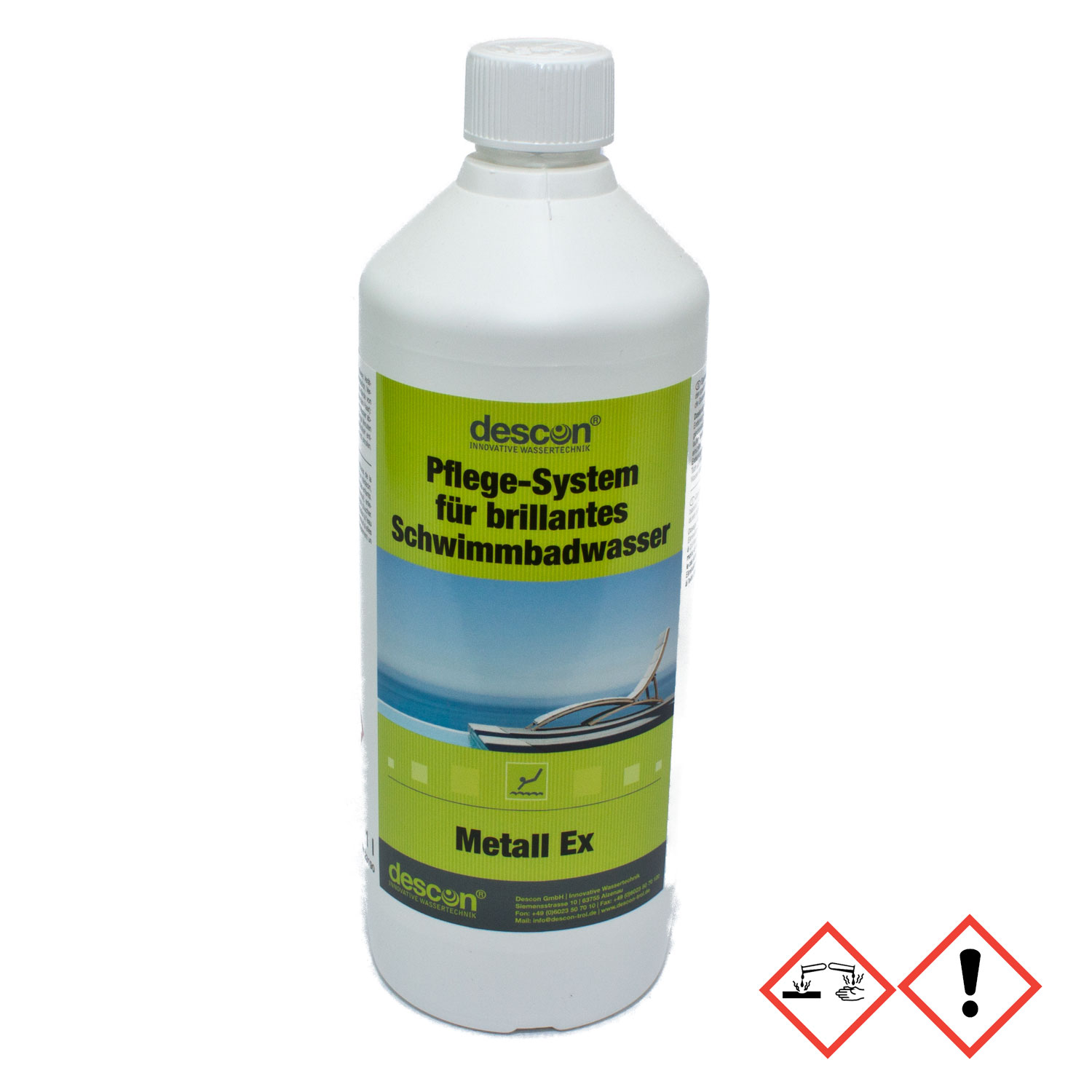 Weiße Flasche mit Poolwasseraufbereitungslösung mit der Aufschrift „Metall Ex“ und Gefahrenpiktogrammen.