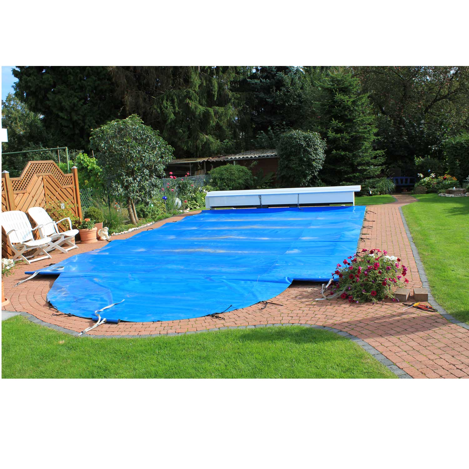 Bild einer blauen Pool-Sicherheitsabdeckung, die an einem eingelassenen Außenschwimmbecken installiert ist.