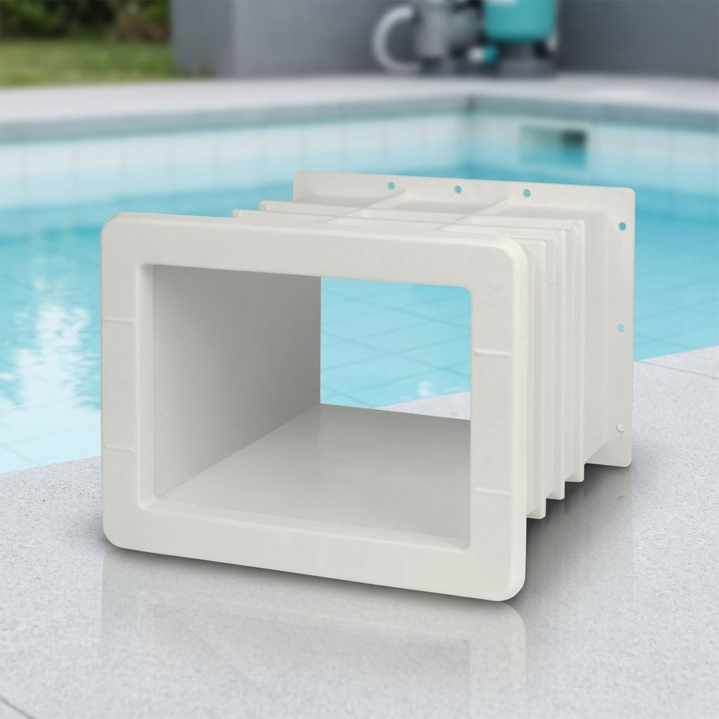 Weiße Poolabdeckung neben einem Schwimmbad.