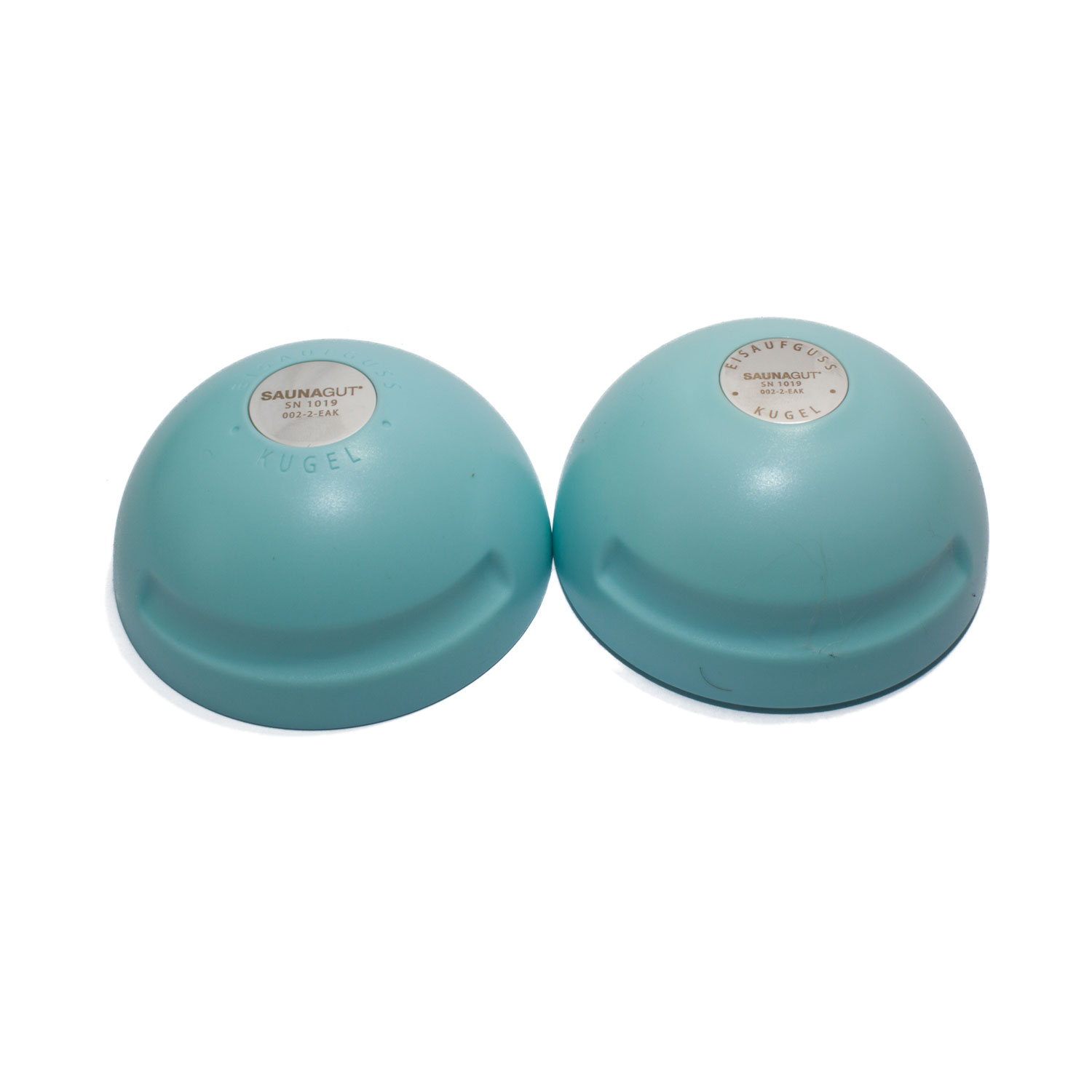 Zwei blaue SaunaGut Kugel-Diffusorkugeln für die Aromatherapie-Sauna mit Kuppelform und vertieftem Boden.