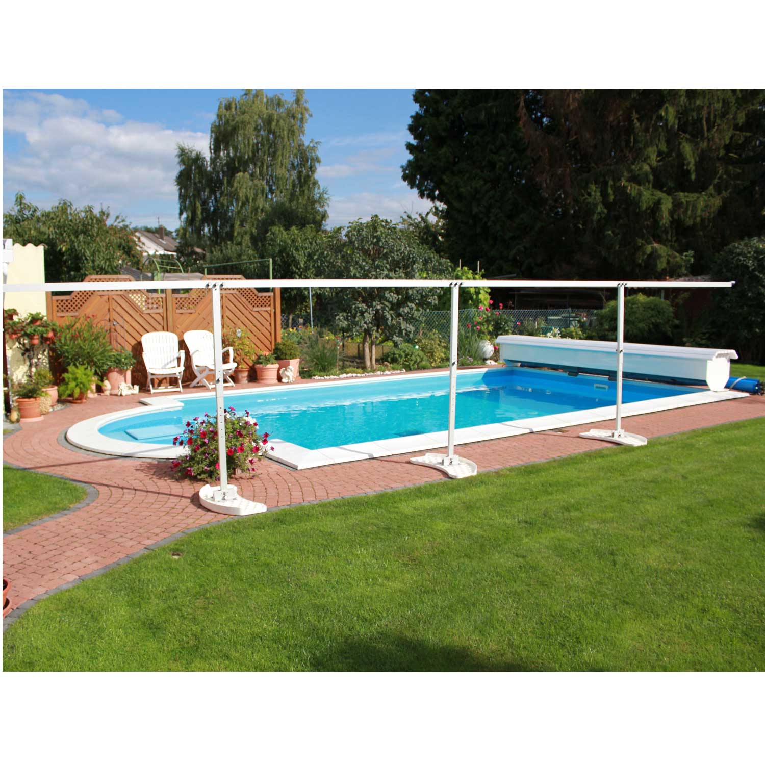 Ein in den Boden eingelassener Privatpool mit einem weißen, automatischen Poolabdeckungssystem.