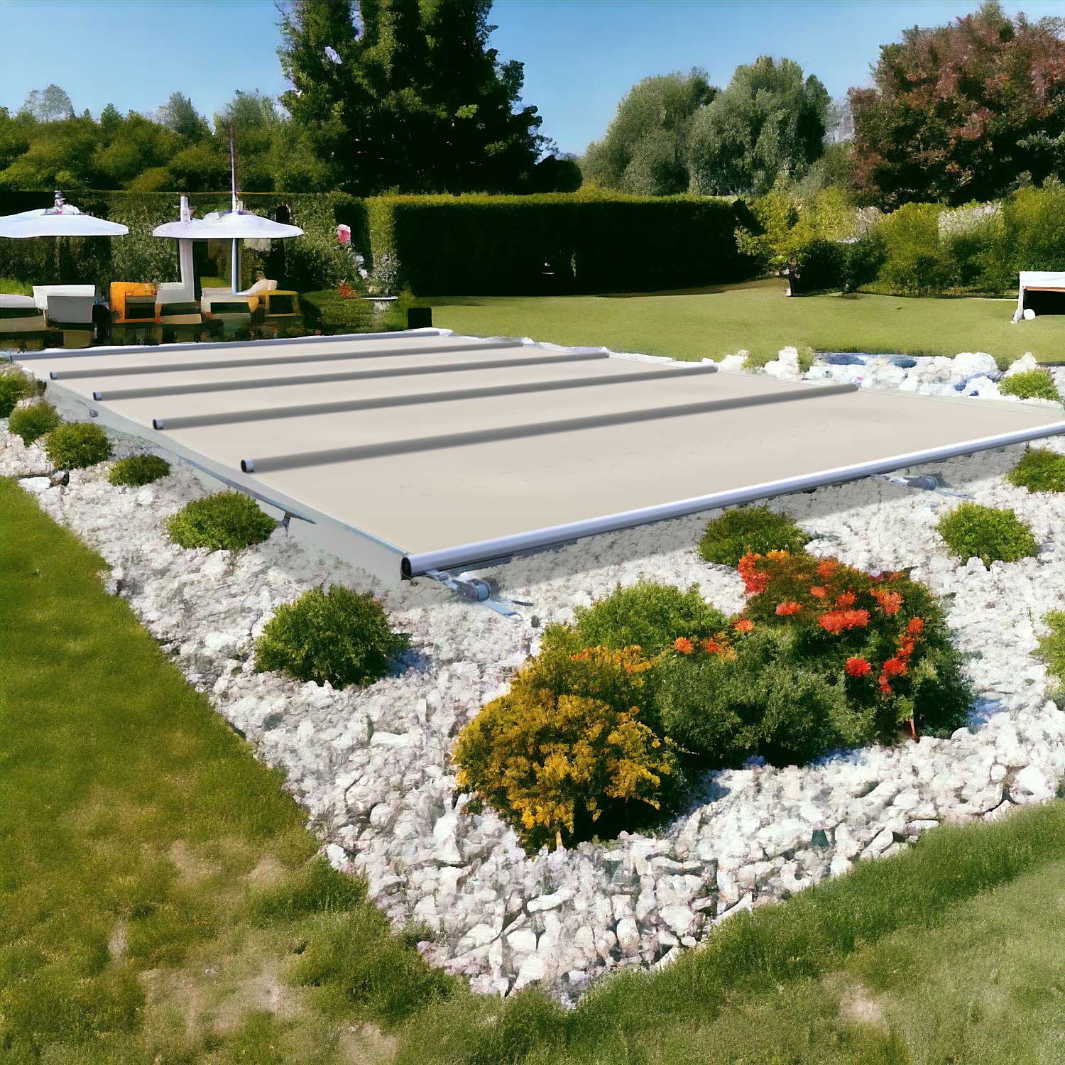 Rechteckiger Einbaupool mit hellbrauner automatischer Poolabdeckung, umgeben von weißen Felsen.