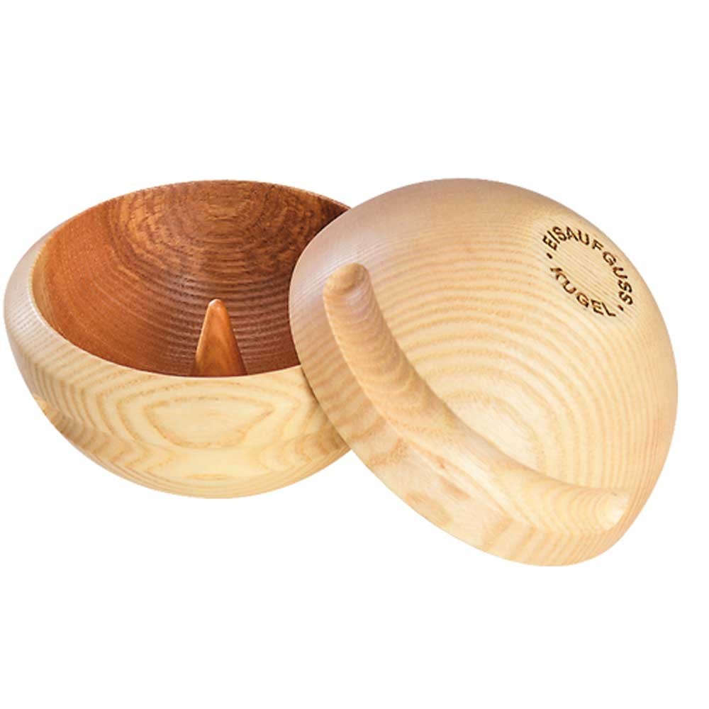 Offener Holzbehälter mit gewölbtem Deckel mit der Aufschrift „Eisaufguss Kugel“ und einer konischen Form.