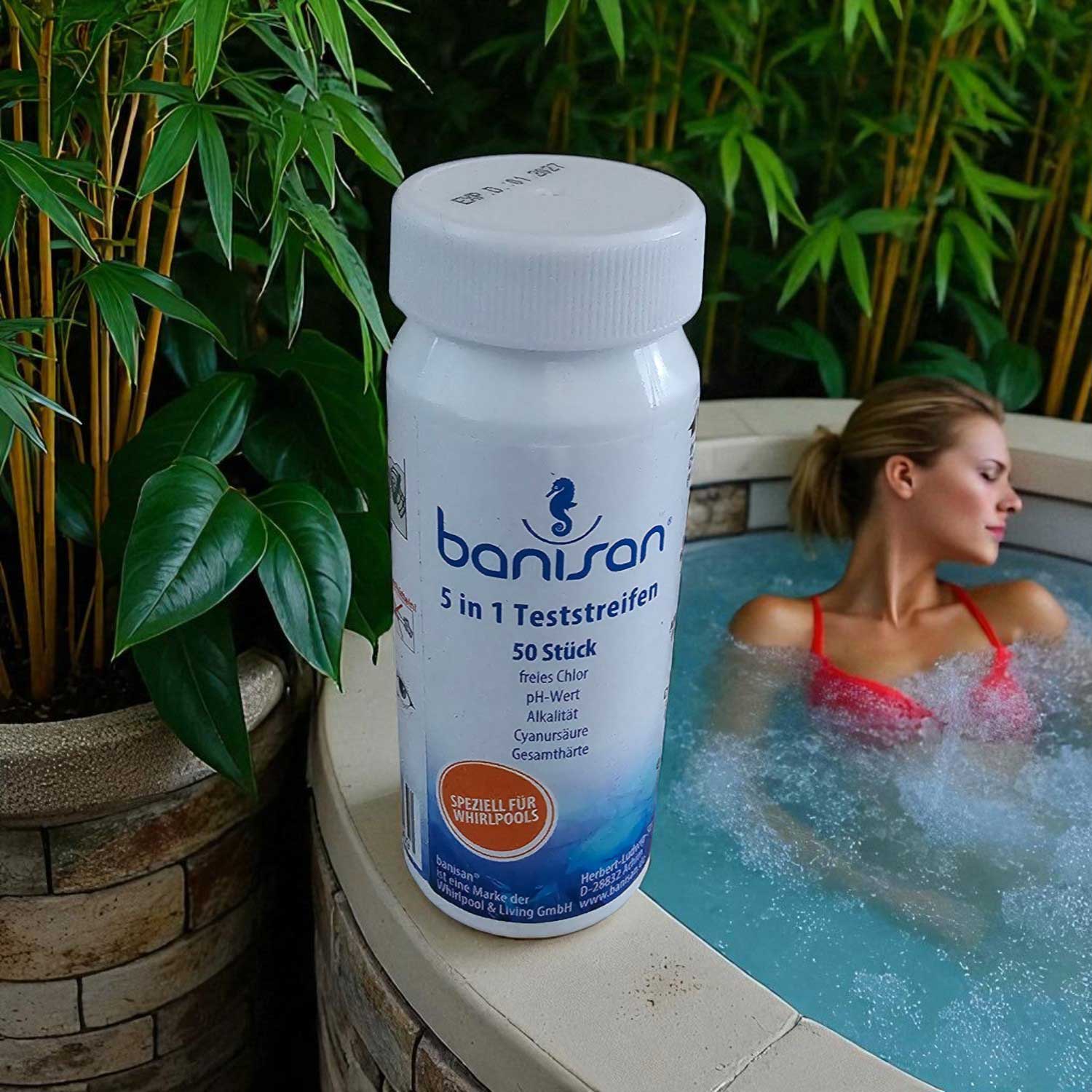 Banisan 5-in-1-Teststreifen für Whirlpools mit einer entspannten Frau im Hintergrund.