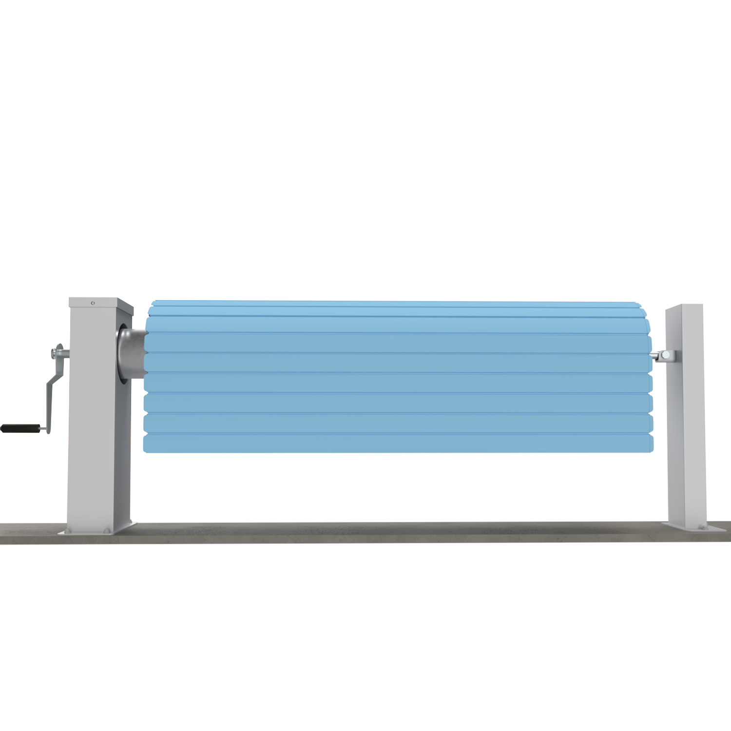 Blaue Poolabdeckung auf einem Rollensystem für einfache Bereitstellung und Lagerung.
