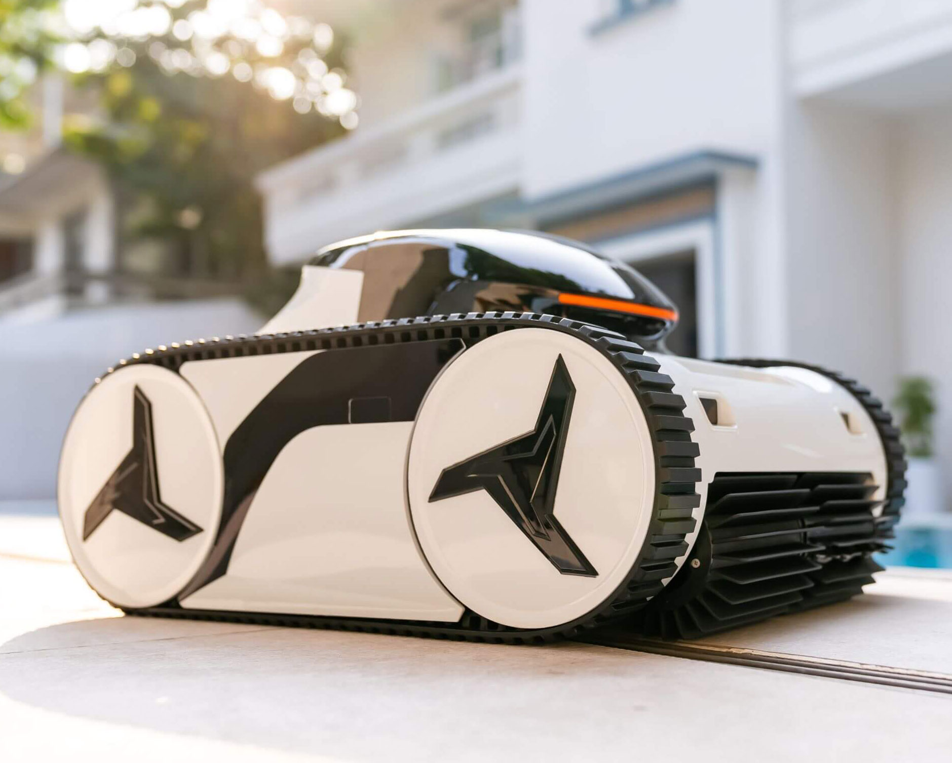 Autonomer Pool-Reinigungsroboter im schwarz-weißen Design, der sein Tank-Trittantriebssystem präsentiert.