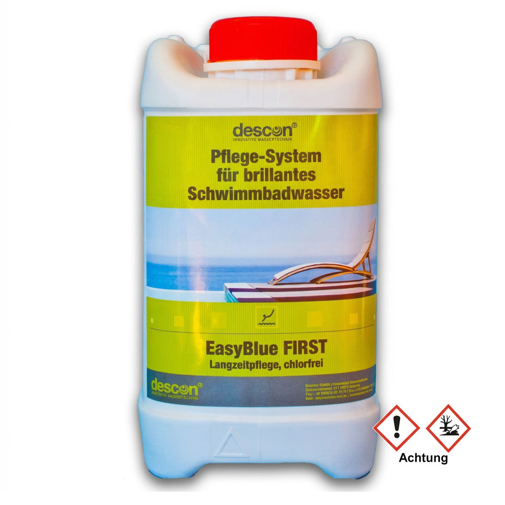Weißer Kunststoffbehälter mit rotem Verschluss, beschriftet mit „descon Pflege-System für brillantes Schwimmbadwasser EasyBlue FIRST Langzeitpflege, chlorfrei“.