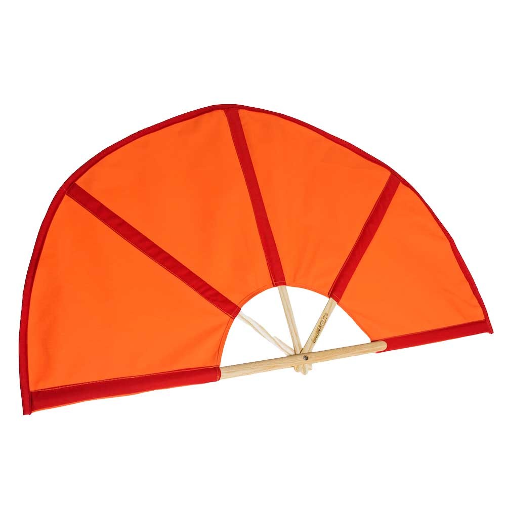 Orangefarbene viertelkreisförmige Sicherheitspaddelfahne mit rotem Rand und Holzgriff für Schwimmübungen.