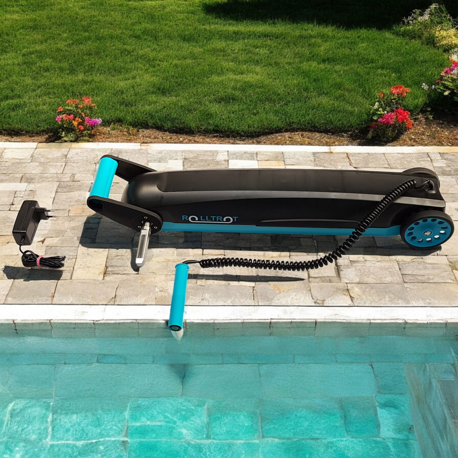 RollTrot-Aufwickelgerät für Poolabdeckungen, das in der Nähe eines Pools positioniert wird und über ein Netzteil verfügt.
