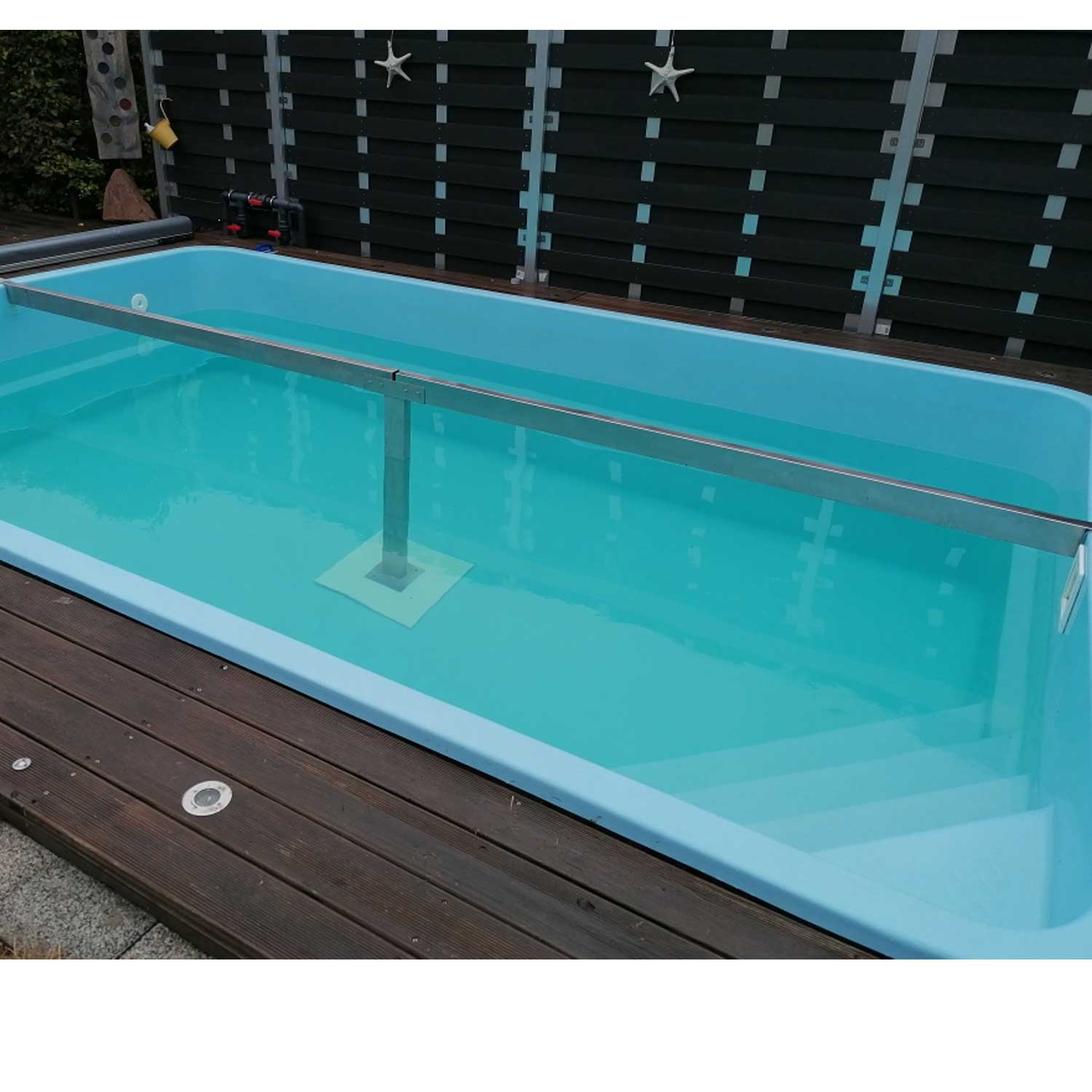 Rechteckiger Pool mit hellblauer Innenausstattung, ausgestattet mit einem Sicherheitsgeländer aus Edelstahl.