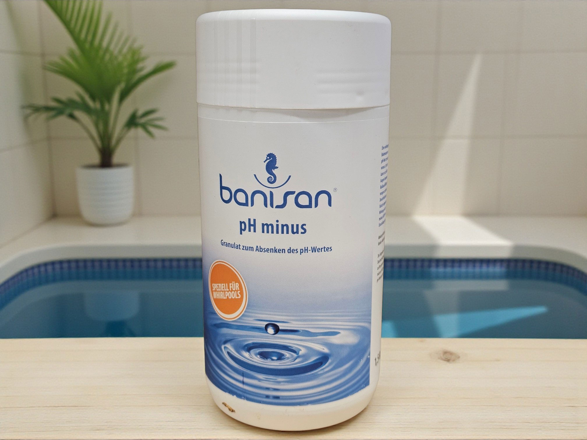 Weißer Behälter mit Poolchemikaliengranulat „Banisan pH Minus“ zur Senkung des pH-Wertes.