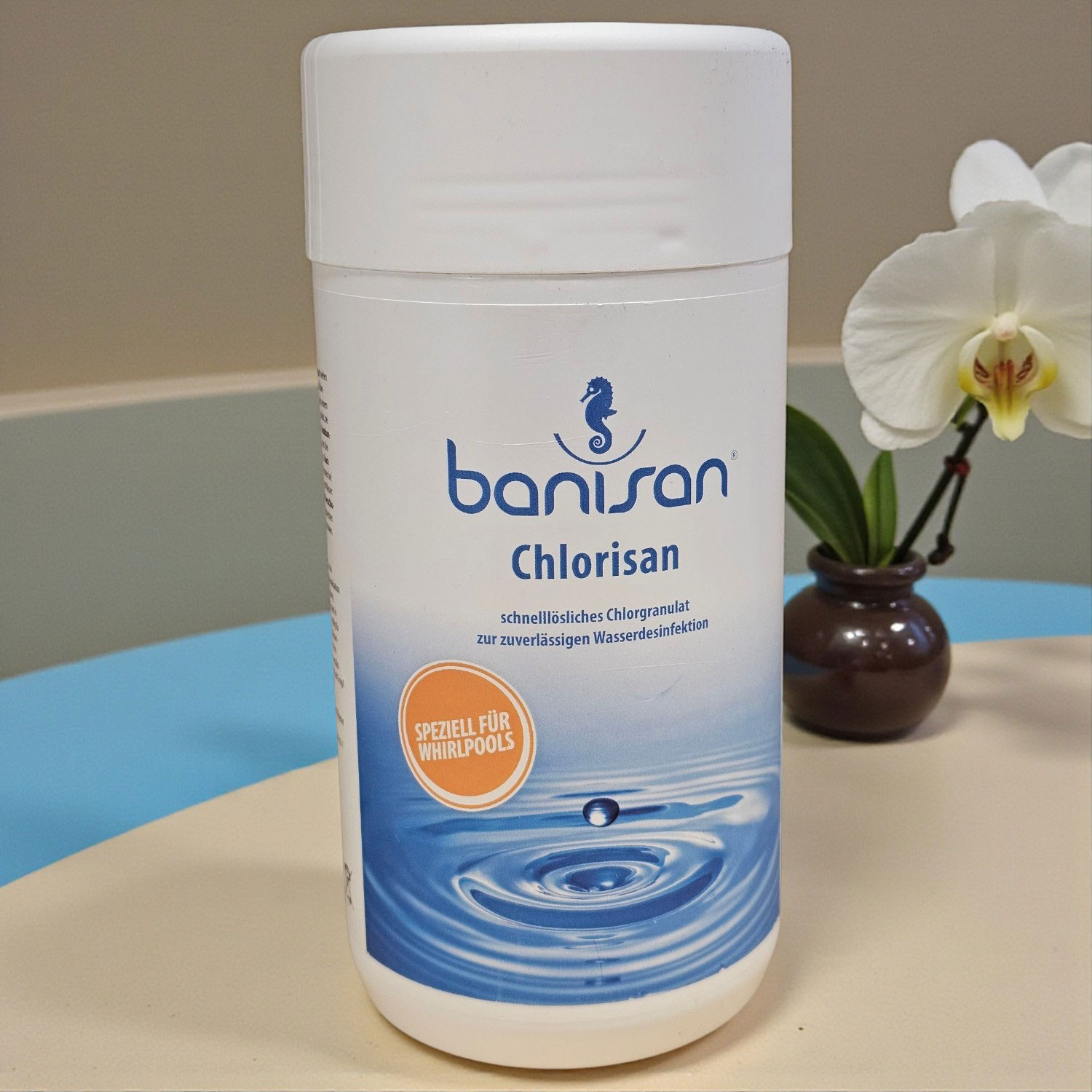 Ein weißer Behälter mit Chlorisan Chlorgranulat für Whirlpools, zur Wasserdesinfektion.