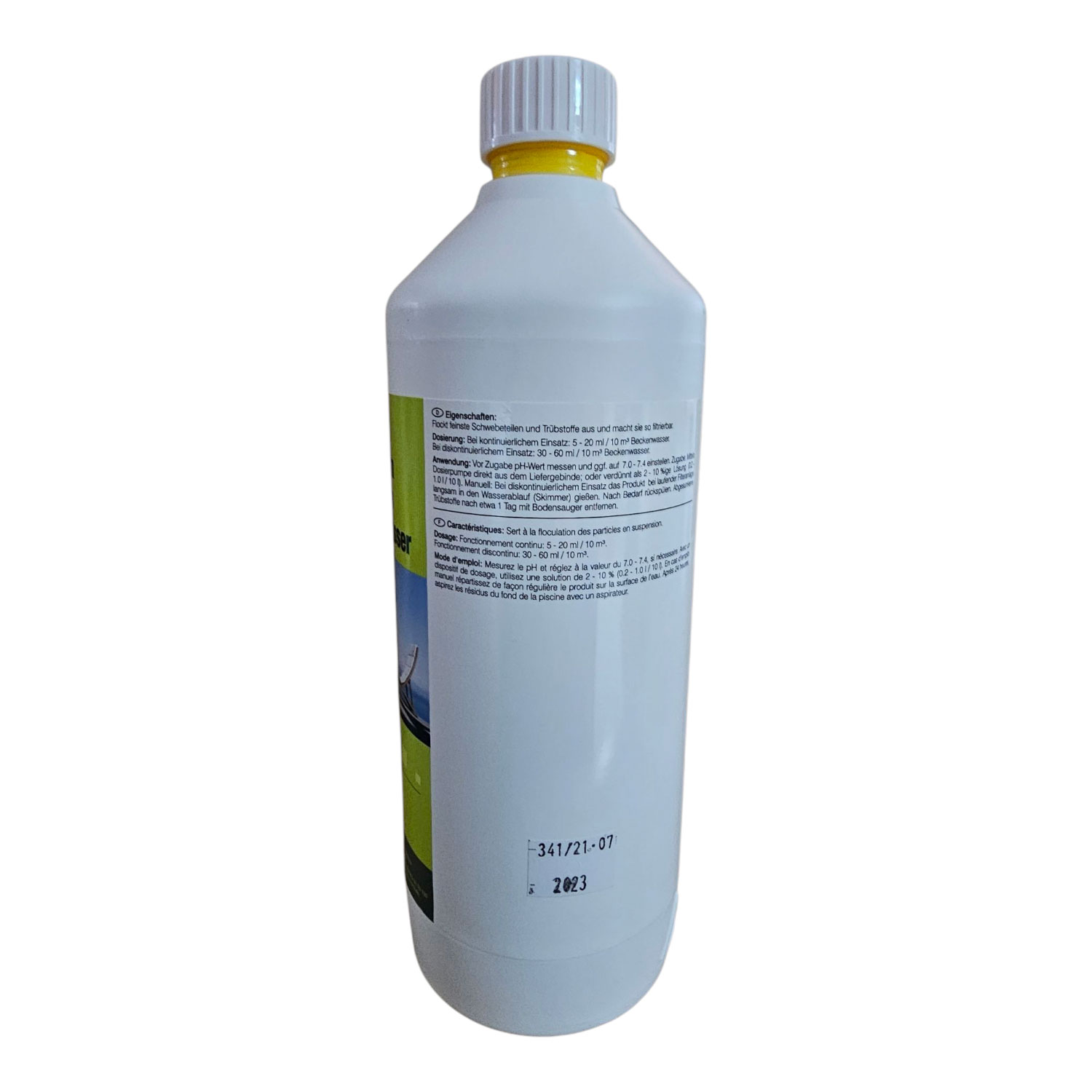 Weiße Plastikflasche mit Flockungsmittellösung für den Pool, mit Produktinformationsetiketten und Schraubdeckel.